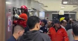 إنقاذ حياة ثمانية أشخاص بينهم أطفال بعد احتجازهم في مصعد مستشفى بالشرقية