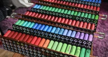 رجل يعيد ابتكار الطاقة المنزلية عبر أكثر من 1000 بطارية حاسوب محمول.. صور