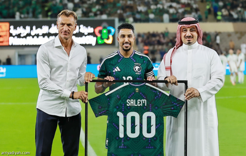 اتحاد القدم يكرّم سالم الدوسري بمناسبة دخوله النادي المئوي