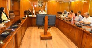 محافظ أسيوط يجتمع مع مسئولي الجمعيات الأهلية لبحث تطوير منظومة النظافة