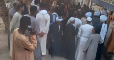 ازدحام كبير من الرجال والنساء في لجان غرب النيل بأسوان