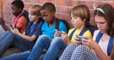 استمتع وتعلم.. كيف يستخدم الأطفال الهاتف للتسلية والتعليم بدل الألعاب؟