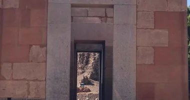 استعادة المقصورة الحمراء لحتشبسوت بالكرنك في عام 1997م.