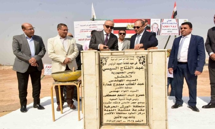 محافظ الأقصر ورئيس هيئة تنمية الصعيد يفتتحان مجمع الصناعات الغذائية بالكيمان