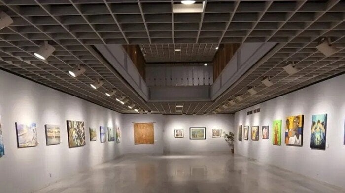 بعد غد.. افتتاح معرض التشكيلية الرومانية كارمن بيترارو «سيمفونية الزهور» بالأوبرا