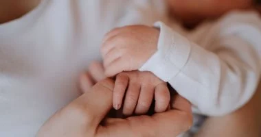 اكتشاف رضيع عمره أيام في إحدى قرى قنا