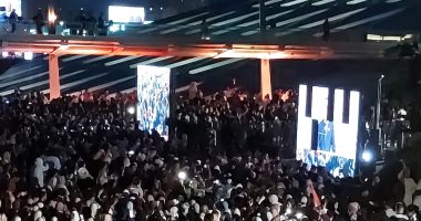 الآلاف يتوافدون على مكتبة الإسكندرية لحضور افتتاح المتحف المصري الكبير بفيديو وصور