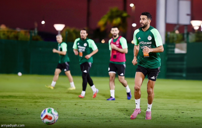 الأخضر يتحدى محاربي الصحراء في مواجهة تاريخية مثيرة