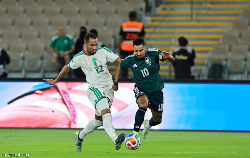 الأخضر يودع الفوز بخسارة غير متوقعة أمام الجزائر في جدة