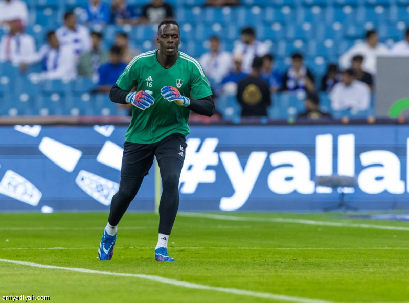 الأهلي يبدأ خطوات تجديد عقد الحارس إدوارد ميندي للموسم المقبل