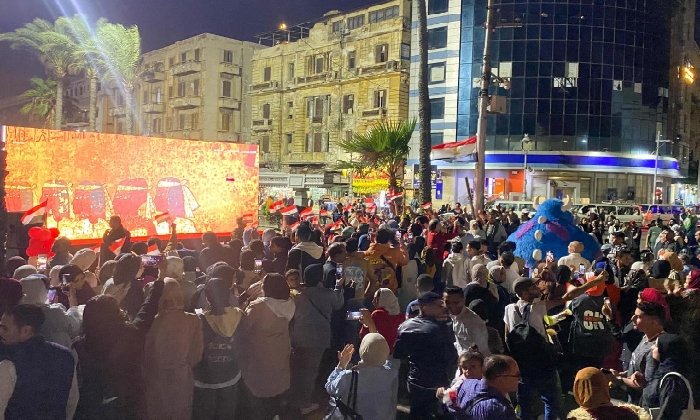 الإسكندرانية يتابعون افتتاح المتحف المصري الكبير في الميادين العامة