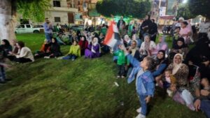 رافعين الأعلام.. الإسماعيلاوية يتابعوا افتتاح المتحف المصري الكبير وسط انبهار شديد