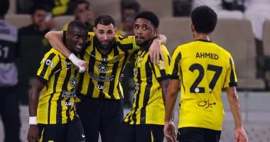 الاتحاد ضد الرياض .. النمور يتقدمون بهدفين في الشوط الأول