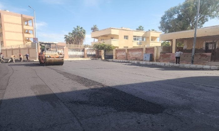 بتكلفة 5 ملايين جنيه.. البحيرة تواصل أعمال رصف ورفع كفاءة شارع المستشفى العام برشيد