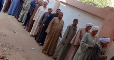 الجلباب البلدي يجذب الناخبين بكثافة إلى لجان انتخابات النواب في قنا