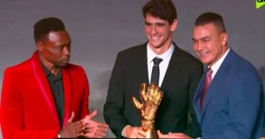 حفل جوائز الكاف.. الحضرى يسلم ياسين بونو جائزة أفضل حارس فى أفريقيا 2025