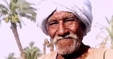 الخيل تشبع بينما أشعر بالجوع.. عم أحمد أقدم مربي خيول في قنا يتحدث عن حبه لها.