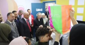 السفير الألماني يزور مستشفى العريش ويهدي الأطفال الفلسطينيين هدايا