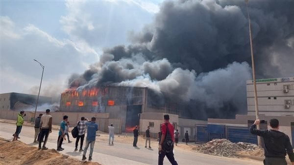 الدفع بـ10 سيارات إطفاء وخزان مياه لمحاولة السيطرة على حريق مصنع أحبار صباغة بالسادات