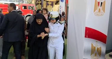 الشرطة النسائية تسهم في تسهيل دخول الناخبات إلى لجان انتخابات أسوان.
