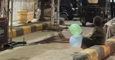 الطفلة هنا سرقت الأضواء في افتتاح المتحف الكبير تبيع البلالين لدعم والدتها