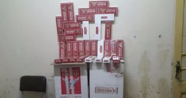 العثور على أكثر من 87 ألف عبوة سجائر مهربة مع شخص في سيوة