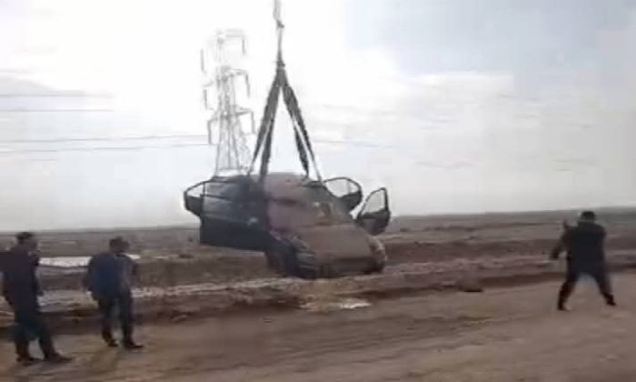 العثور على جثة شخص داخل سيارة غرقت في بركة مياه بمطروح