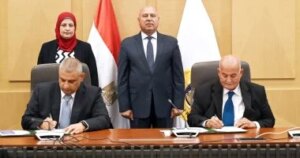 توقيع عقد بين "القاهرة للاستثمار" وشركة ليوني مصر لإقامة مجمع صناعي لإنتاج الضفائر