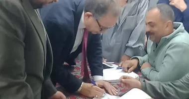 النائب طارق عبد العزيز يُصوت في انتخابات البرلمان بمحافظة الدقهلية