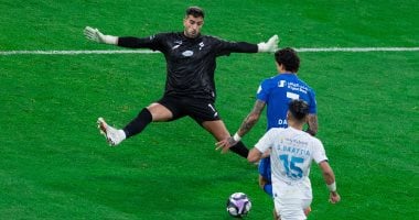 الهلال يطارد النصر على صدارة الدوري السعودي بثنائية ضد الفتح