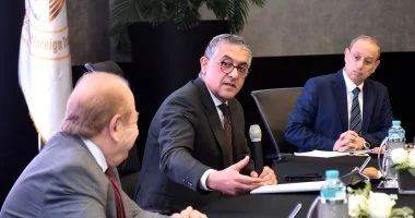 الهيئة العامة للاستثمار تبحث آليات دعم بيئة الأعمال مع مستثمرى العاشر من رمضان