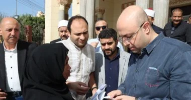 امرأة تطلب نظارة طبية من محافظ بني سويف فيوافق فورًا.