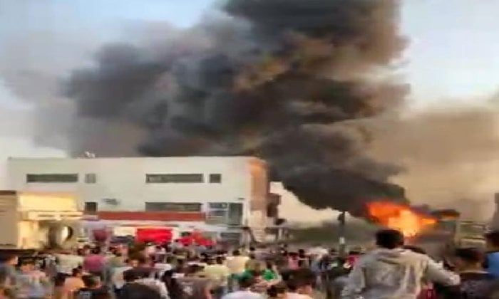 اندلاع حريق ضخم فى سيارة وقود داخل محطة وقود كفر العزازى بالشرقية