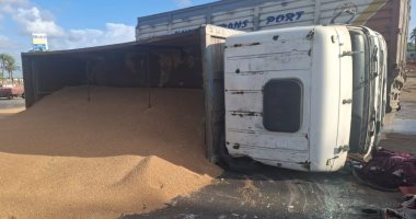 انقلاب سيارة نقل محملة بالغلال على الطريق الساحلي دون إصابات