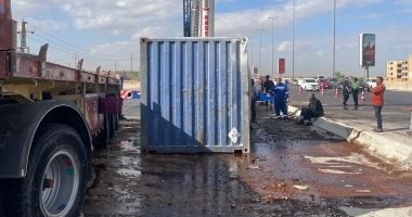 انقلاب شاحنة محملة بالطوب على الطريق الصحراوي الغربي بقنا