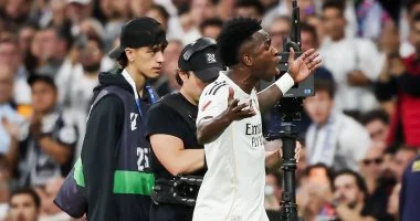 باريس سان جيرمان يستهدف فينيسيوس بمكافأة توقيع مغرية لضمه مجانا