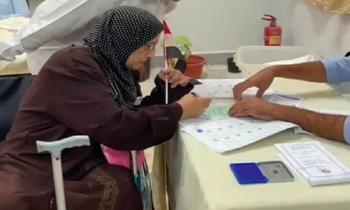 بعكاز و كرسي متحرك.. مسنة تدلي بصوتها في انتخابات مجلس النواب بالإسكندرية