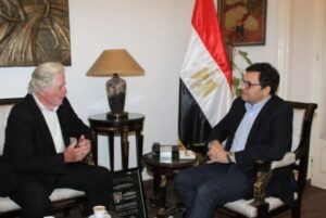 وزير الثقافة يبحث مع الفنان حسين فهمي الترتيبات النهائية لمهرجان القاهرة السينمائي