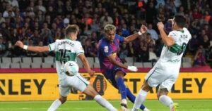 برشلونة يواصل ملاحقة الريال على صدارة الدوري الإسباني بثلاثية إلتشي