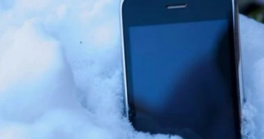 لماذا يفقد هاتفك شحنه بسرعة فى الشتاء؟ السر الخفى وراء تأثير البرد على البطارية