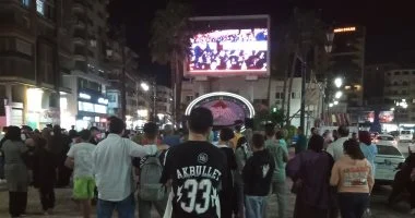 تجمع أهالي دمياط في الميادين العامة لمشاهدة افتتاح المتحف المصري الكبير.