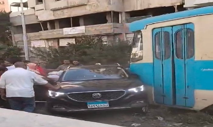 دون إصابات.. ترام يصدم سيارة ملاكي بمنطقة سيدي بشر بالإسكندرية