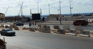 تركيب شاشات في ميادين الإسكندرية لعرض حفل افتتاح المتحف المصري الكبير تركيب شاشات في ميادين الإسكندرية لعرض حفل افتتاح المتحف المصري الكبير