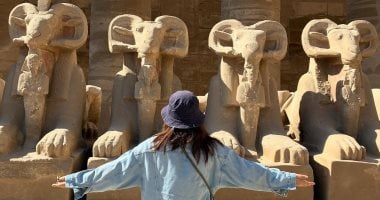 ترميم 48 كبشًا مصريًا بمعابد الكرنك يجذب السياح العالميين.