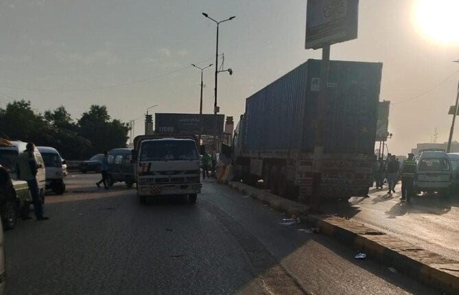 تريلا تتسبب في «شلل مروري» بمدخل بنها.. والمرور يتدخل بتفريغ الإطارات