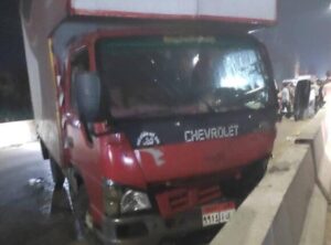 إصابة شخصين في تصادم سيارة نقل بأخرى محملة بمنتجات تموينية بالقليوبية