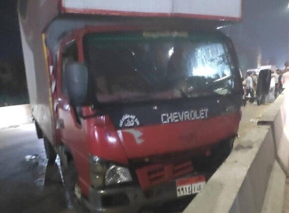 إصابة شخصين في تصادم سيارة نقل بأخرى محملة بمنتجات تموينية بالقليوبية