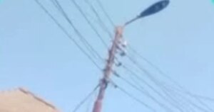 تغيير عمود كهرباء مائل في كفر صقر استجابة لشكاوى السكان.