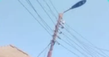 تغيير عمود كهرباء مائل في كفر صقر استجابة لشكاوى السكان.