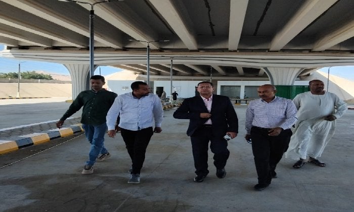 سكرتير مساعد الأقصر يتفقد التجهيزات النهائية لموقف سيارات الأجرة الجديد